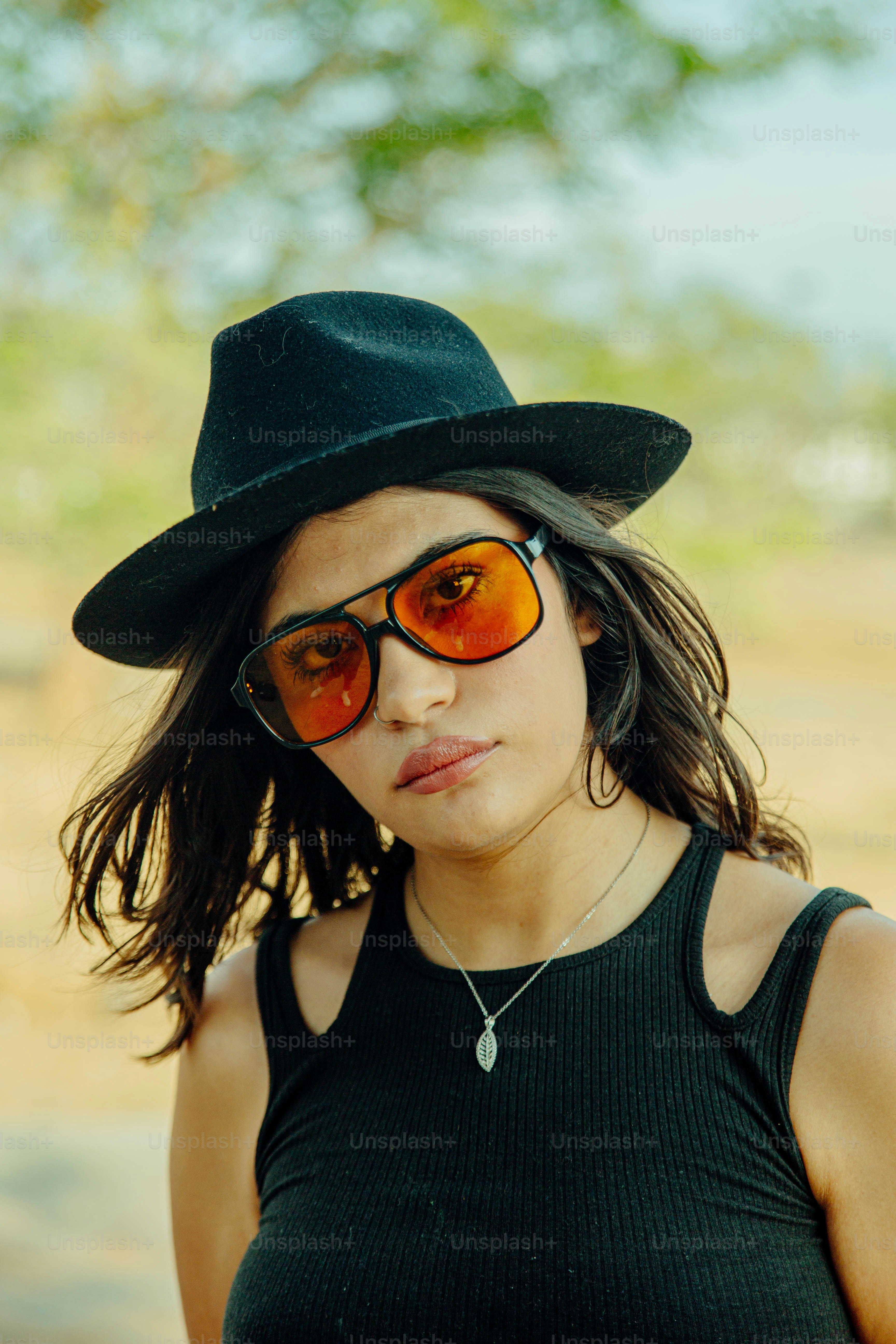 Una mujer con sombrero posa para una foto foto – Imagen de Verano en ...