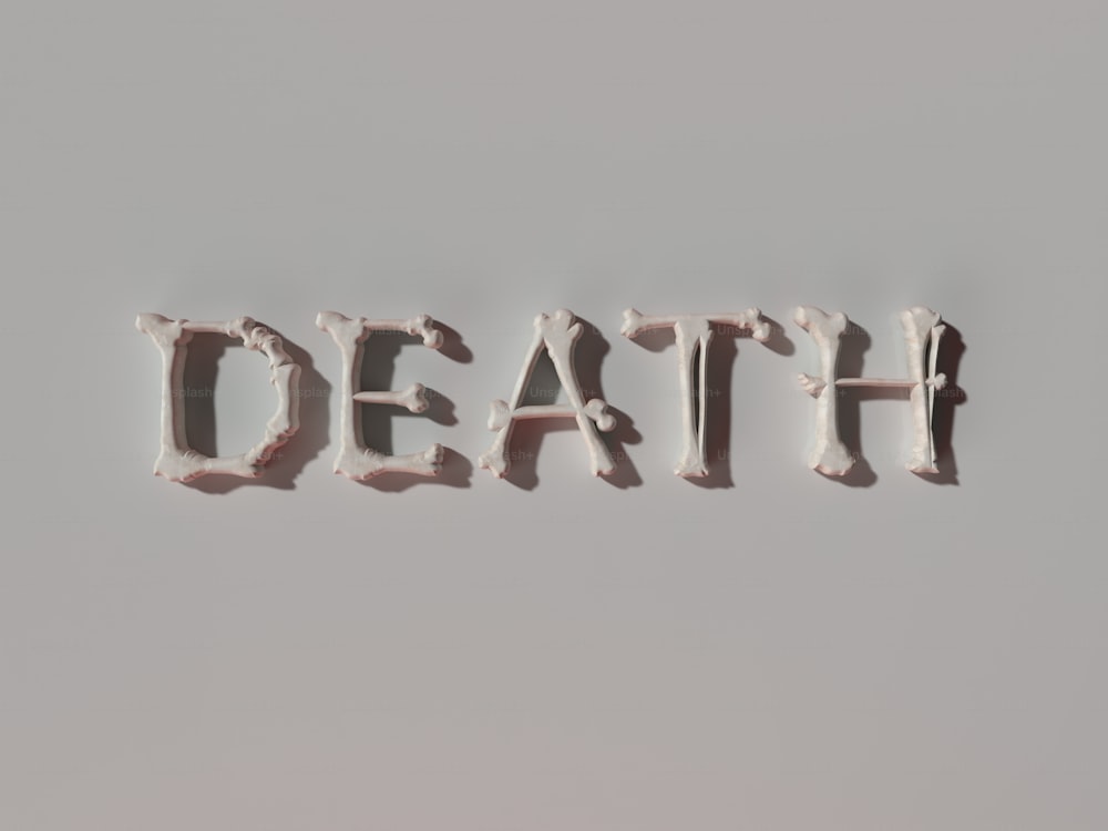 La palabra muerte deletreada con glaseado blanco sobre un fondo gris