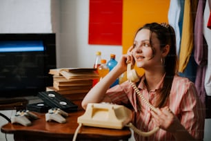 una donna seduta a una scrivania che parla al telefono