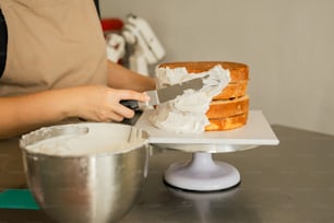 una persona cortando un pastel con un cuchillo
