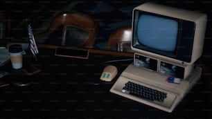 책상 위에 놓여 있는 낡은 컴퓨터