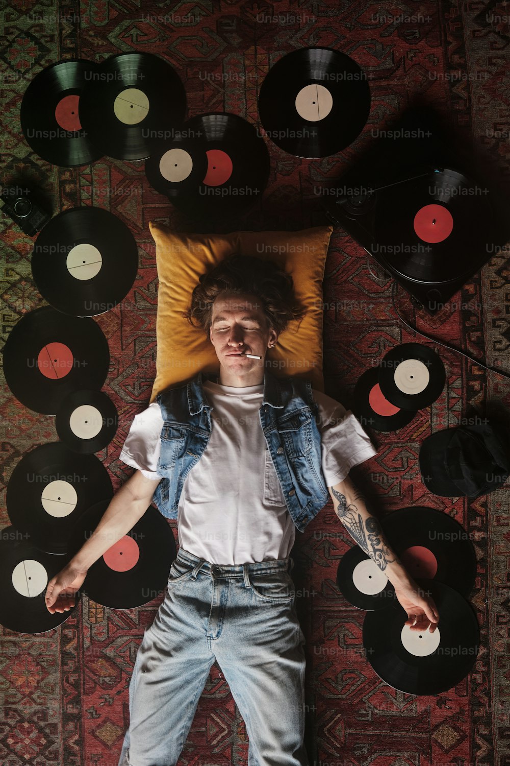 Un homme allongé sur une pile de disques