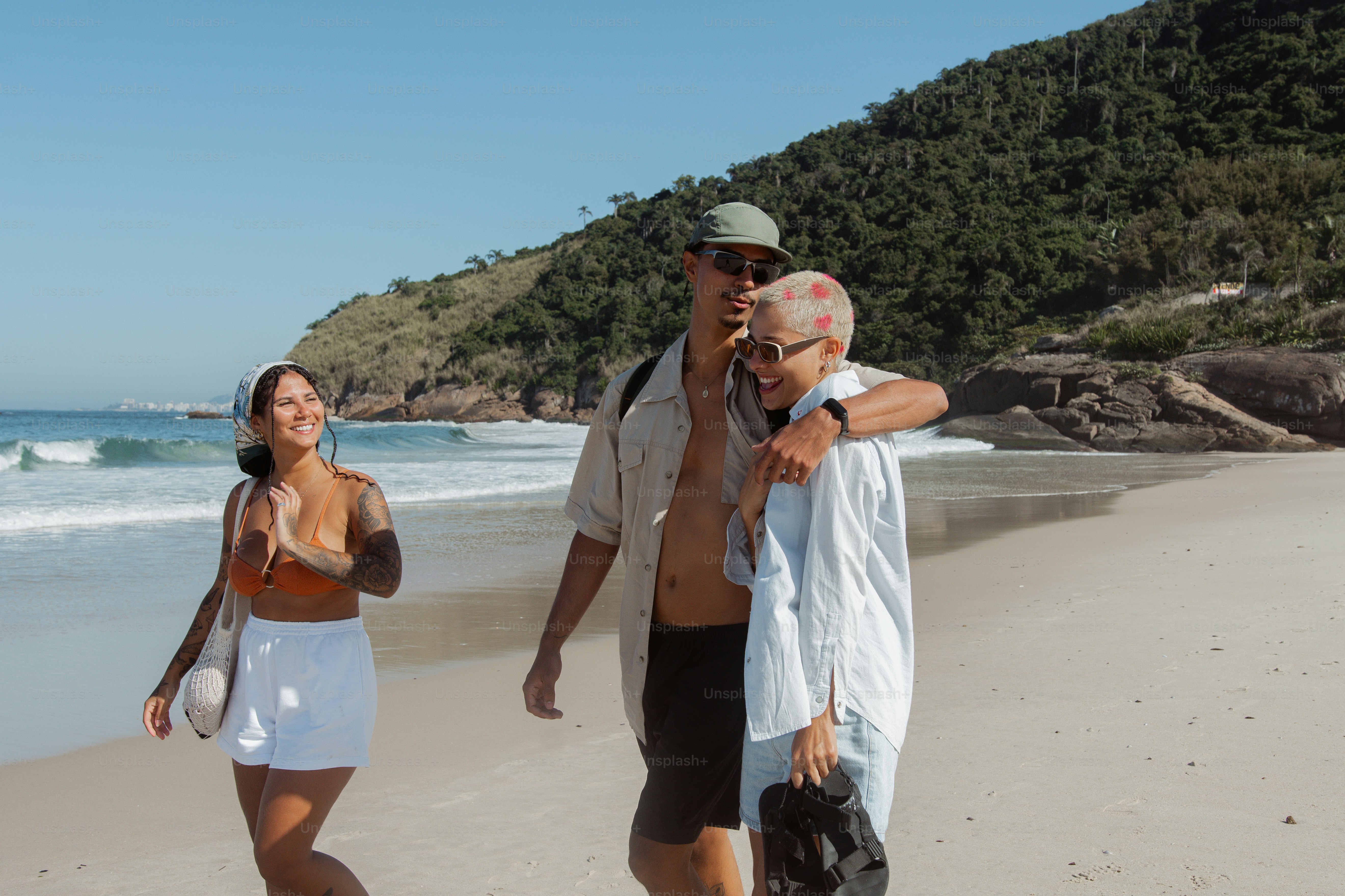 Un hombre y una mujer caminando por una playa