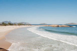 una vista di una spiaggia con onde che arrivano a riva