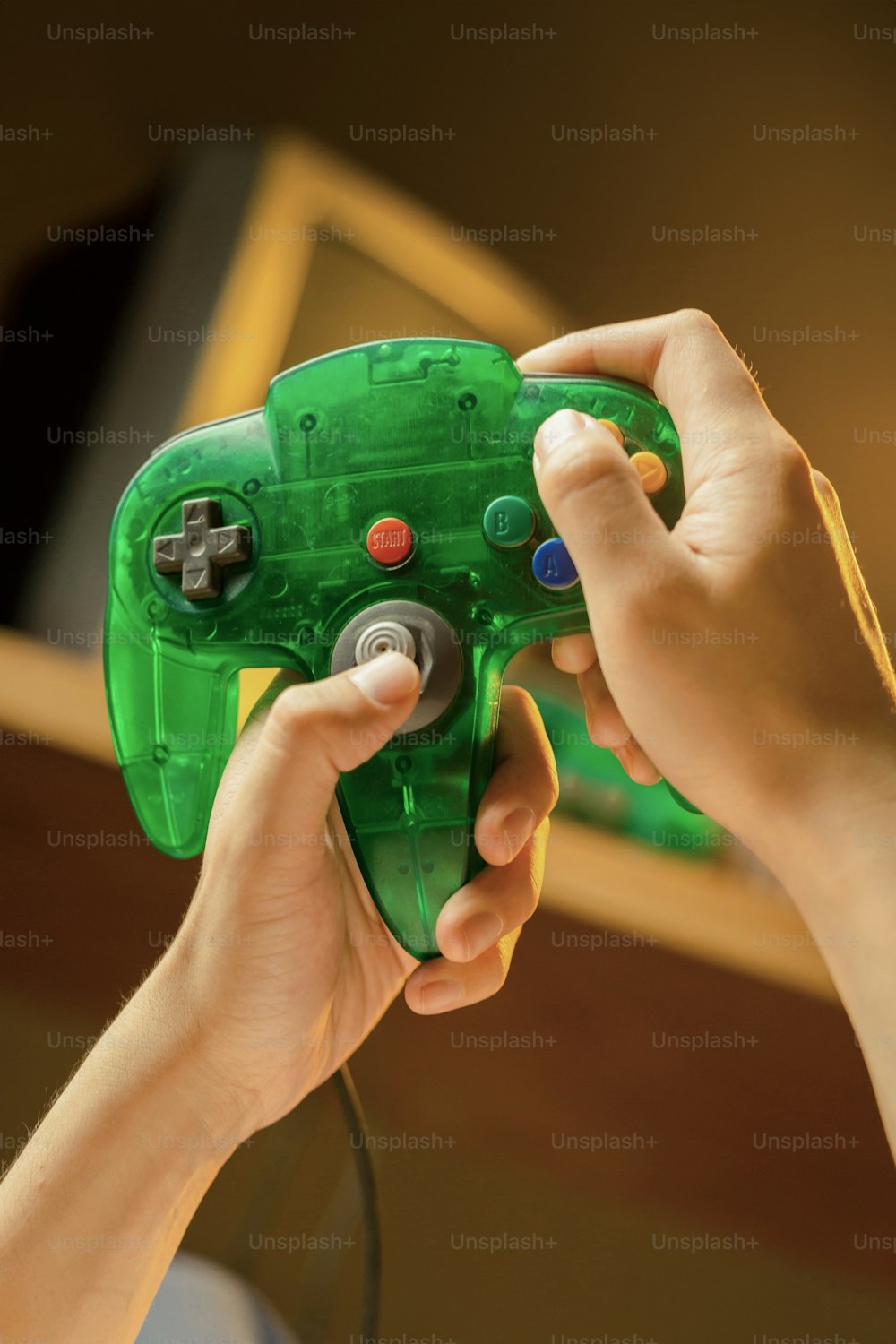 um close up de uma pessoa segurando um controle de videogame