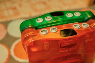 um close up de um recipiente de plástico com botões