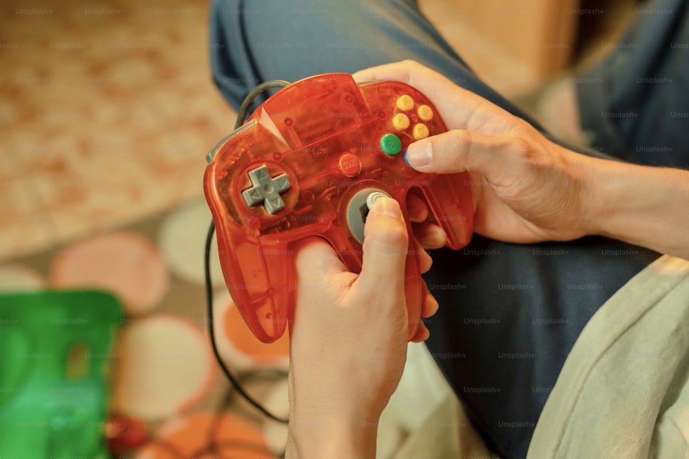Eine Person hält einen Videospiel-Controller in der Hand