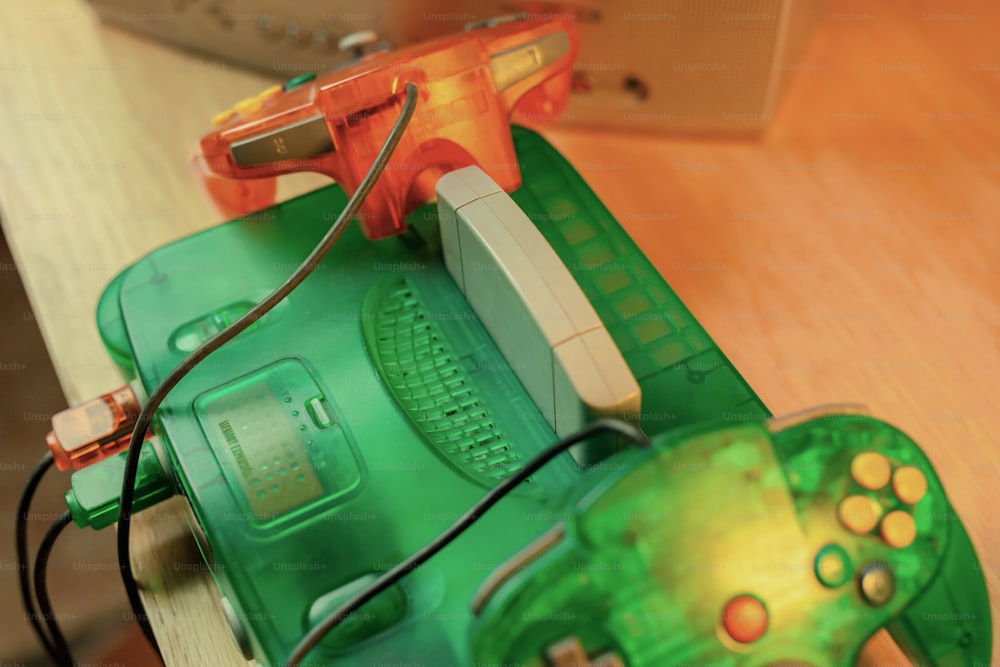 Un juguete verde con un controlador conectado