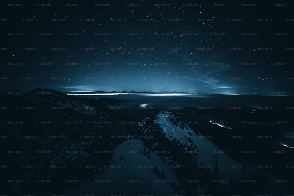 El cielo nocturno se ilumina sobre una montaña nevada