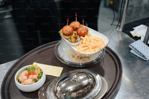 une assiette de nourriture sur une table avec un bol de frites et un bol de