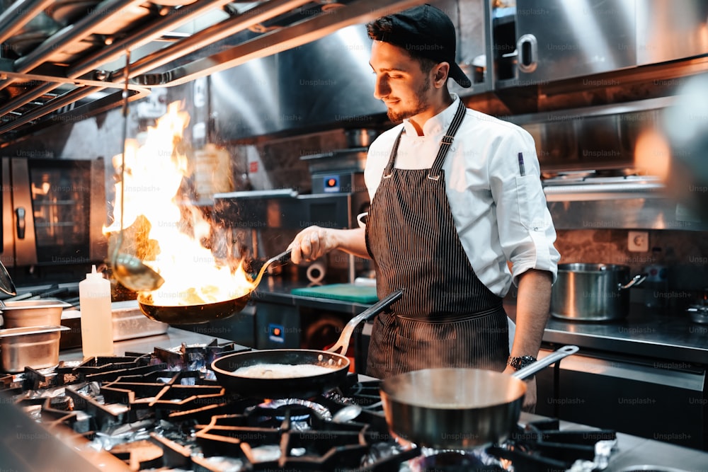 um homem cozinhando em um fogão em uma cozinha