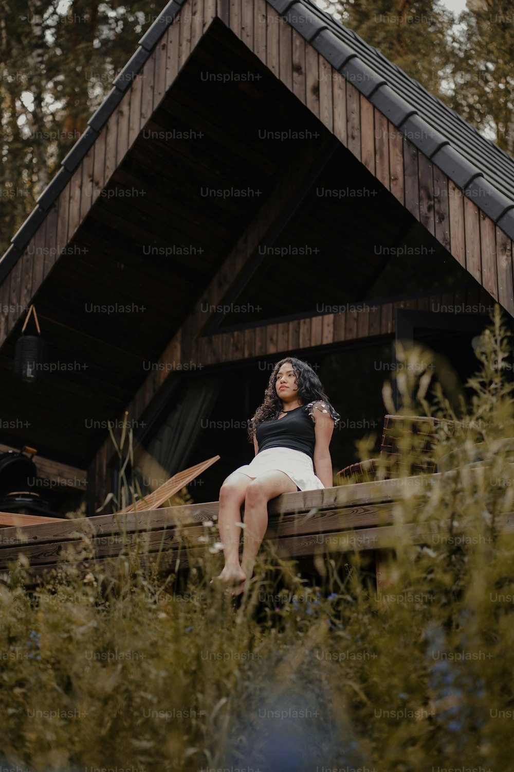 Una mujer sentada encima de un banco de madera