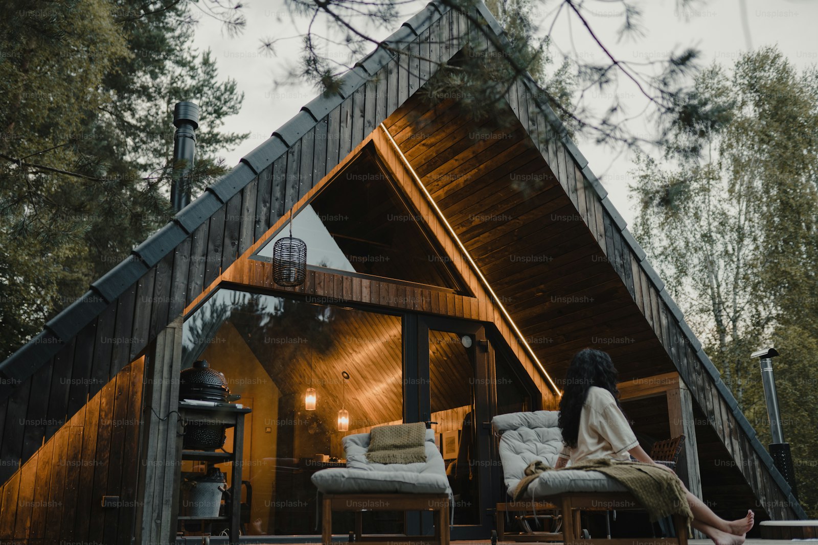 Chalet en bois sous la neige
