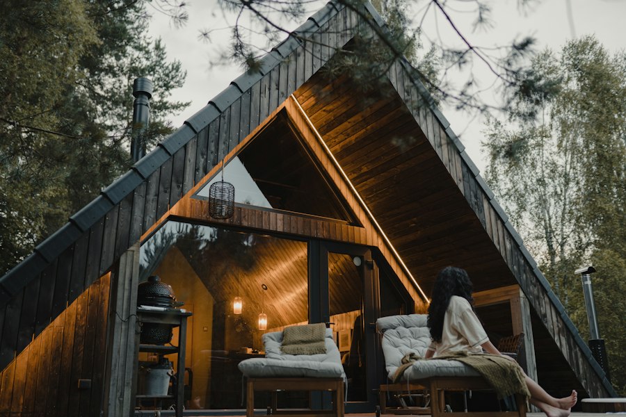 Chalet en bois sous la neige