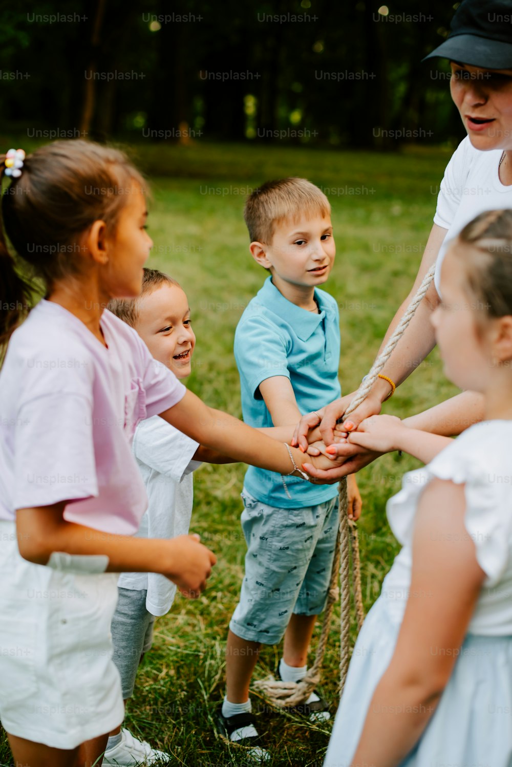 Un grupo de niños tomados de la mano en un círculo