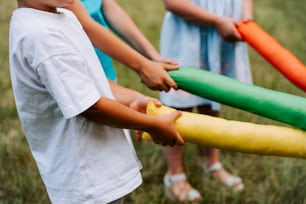 Un groupe de jeunes enfants tenant des ballons colorés