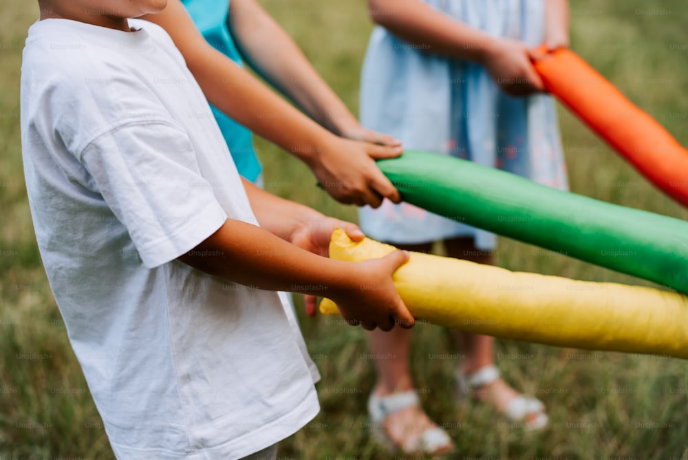 Un grupo de niños pequeños sosteniendo globos de colores