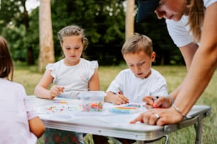 un gruppo di bambini seduti intorno a un tavolo