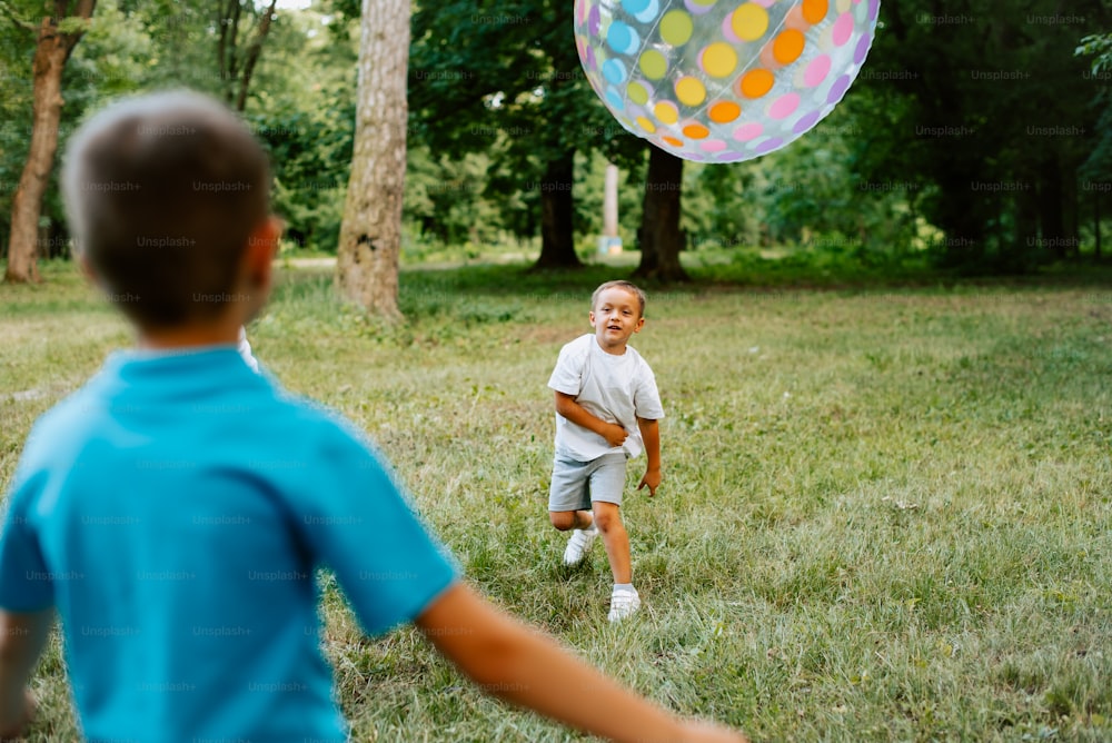 公園でボールで遊んでいる少年