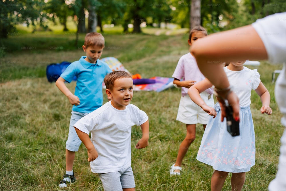 Un gruppo di bambini che giocano una partita di frisbee