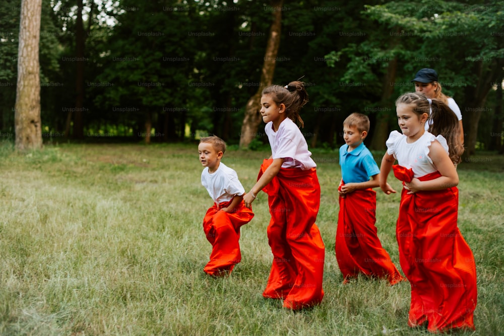 Um grupo de crianças em um campo brincando com um frisbee