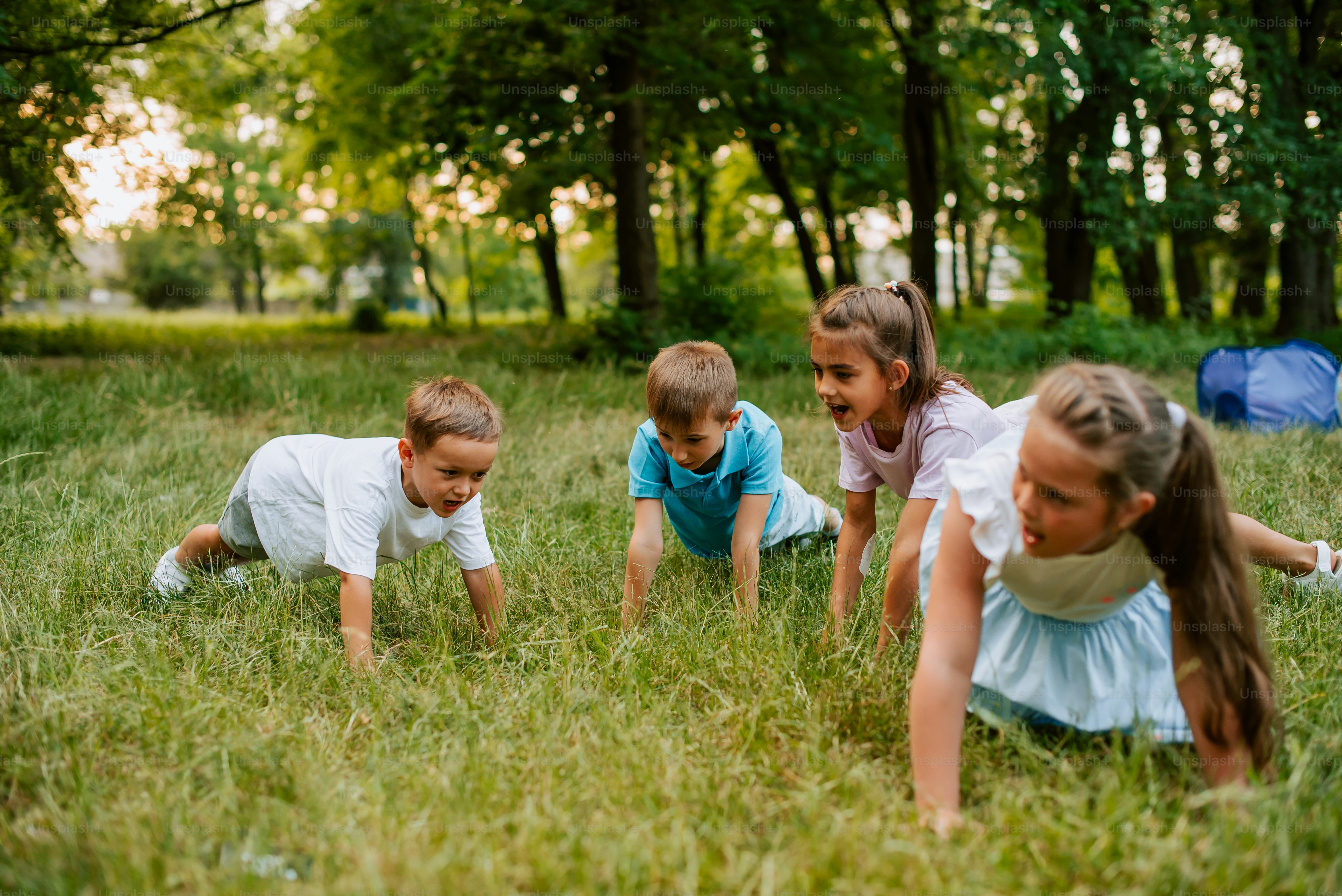 A group of children playing in the grass photo – Kids Image on Unsplash, image size:3000x2003