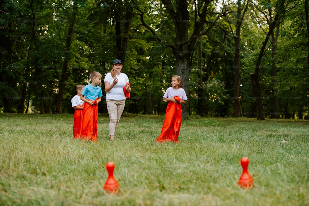 Un homme et deux jeunes filles debout dans un champ