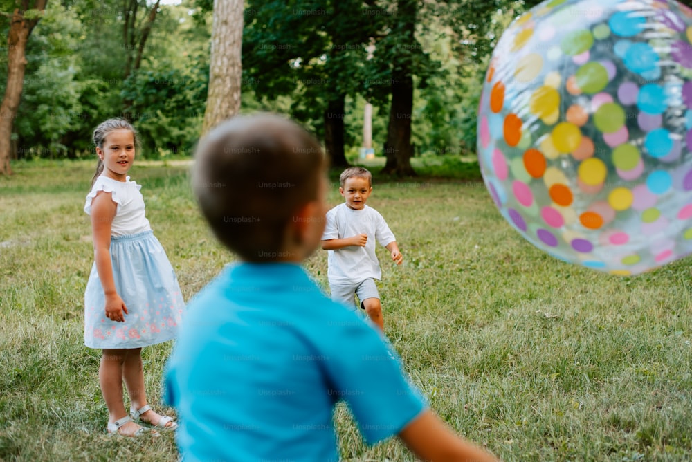 Un petit garçon et une petite fille jouant avec un ballon
