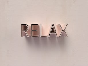 un panneau métallique qui dit relax sur un mur