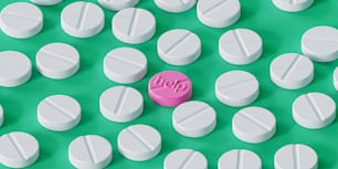uma pílula rosa sentada em cima de pílulas brancas