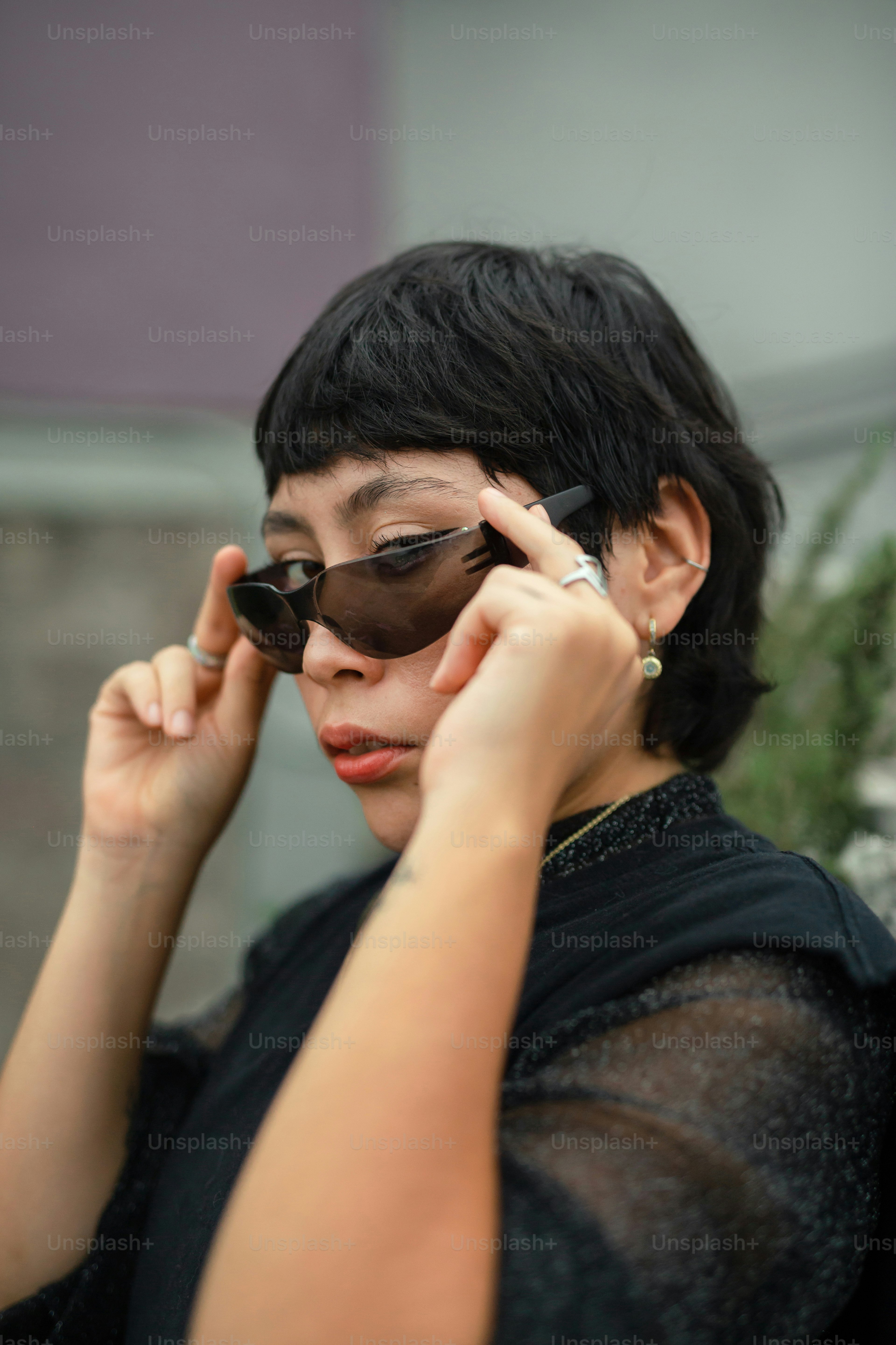 Eine Frau mit Sonnenbrille, die mit einem Handy telefoniert