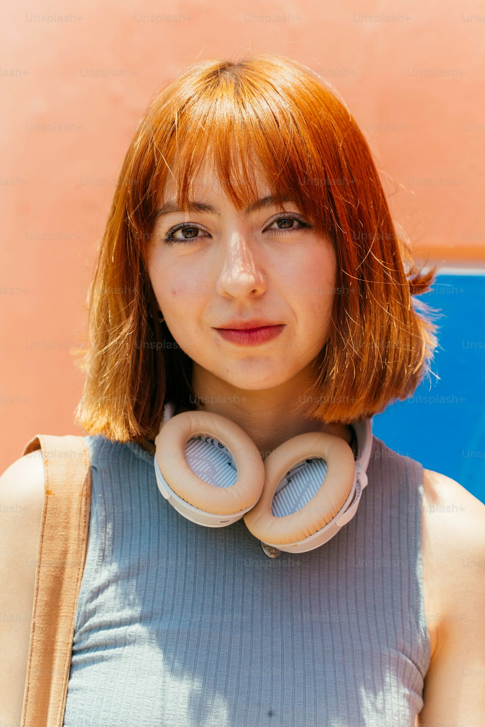 une femme aux cheveux roux portant des écouteurs