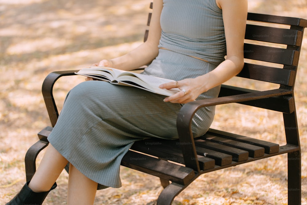 벤치에 앉아 책을 읽고 있는 여자