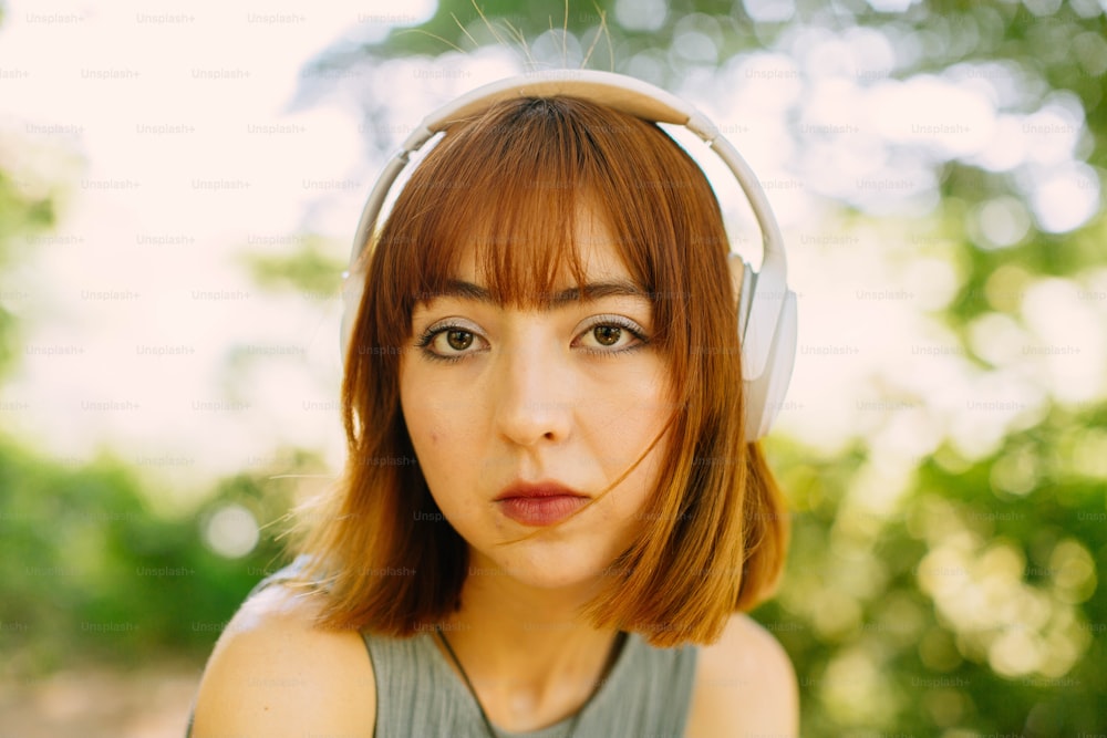 Une femme avec des écouteurs sur les oreilles