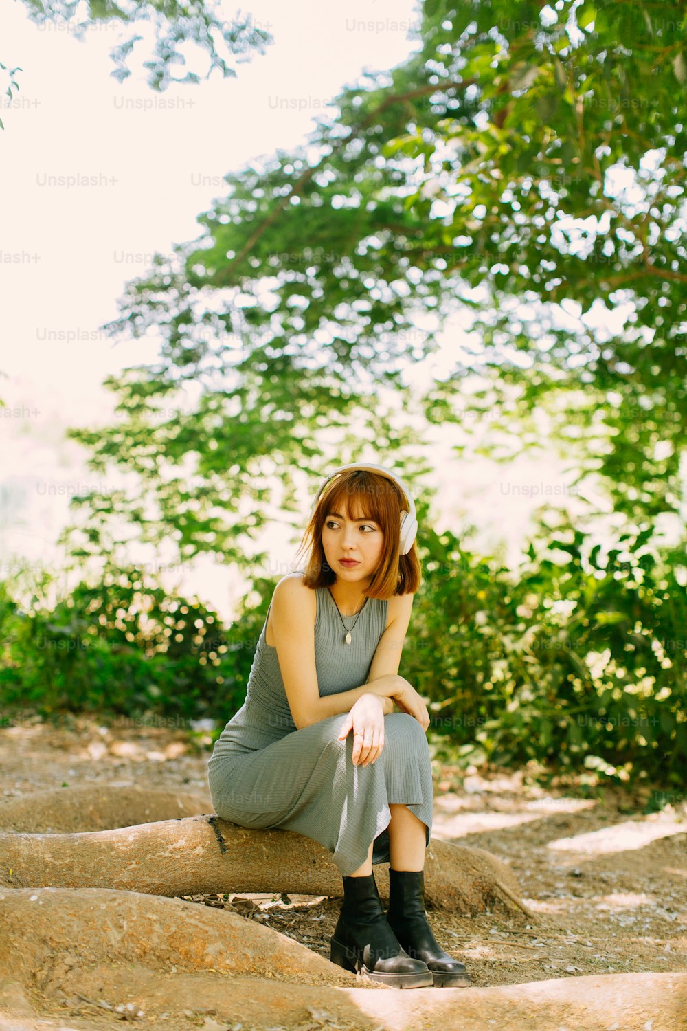 uma mulher sentada em uma rocha em uma floresta