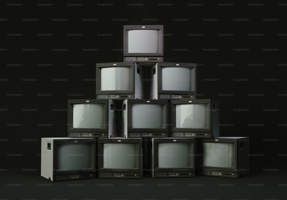 uma pilha de televisores velhos sentados uns em cima dos outros