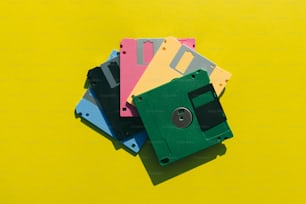 Una pila di floppy disk seduti uno sopra l'altro