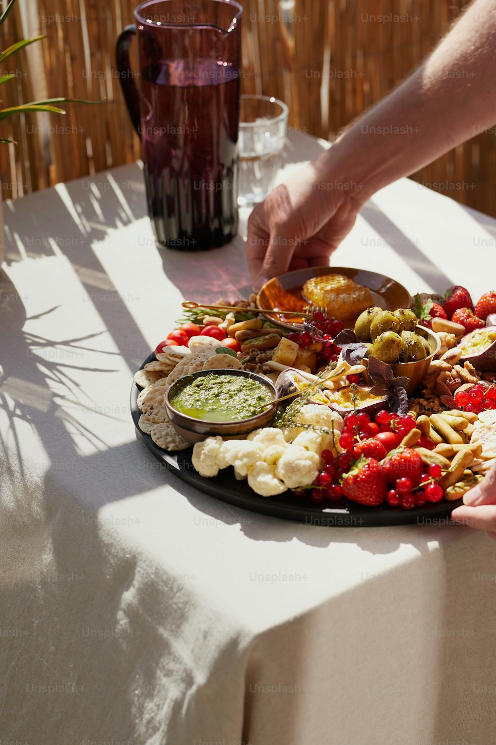 Eine Platte mit Essen wird auf einem Tisch serviert