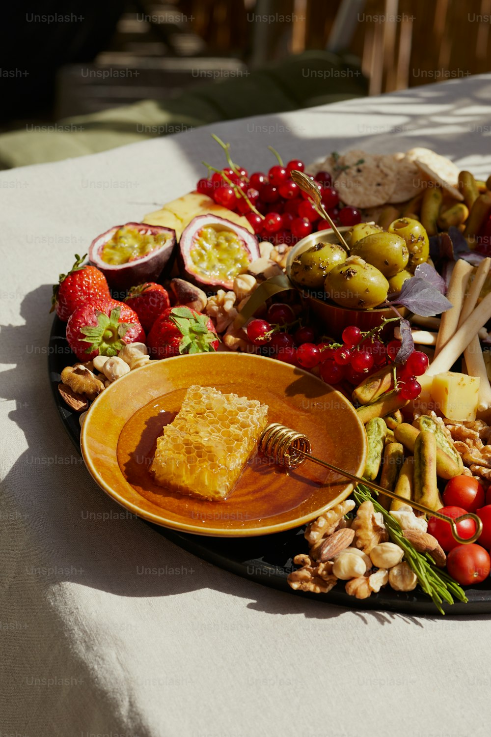 eine Platte mit Obst, Nüssen und anderen Lebensmitteln