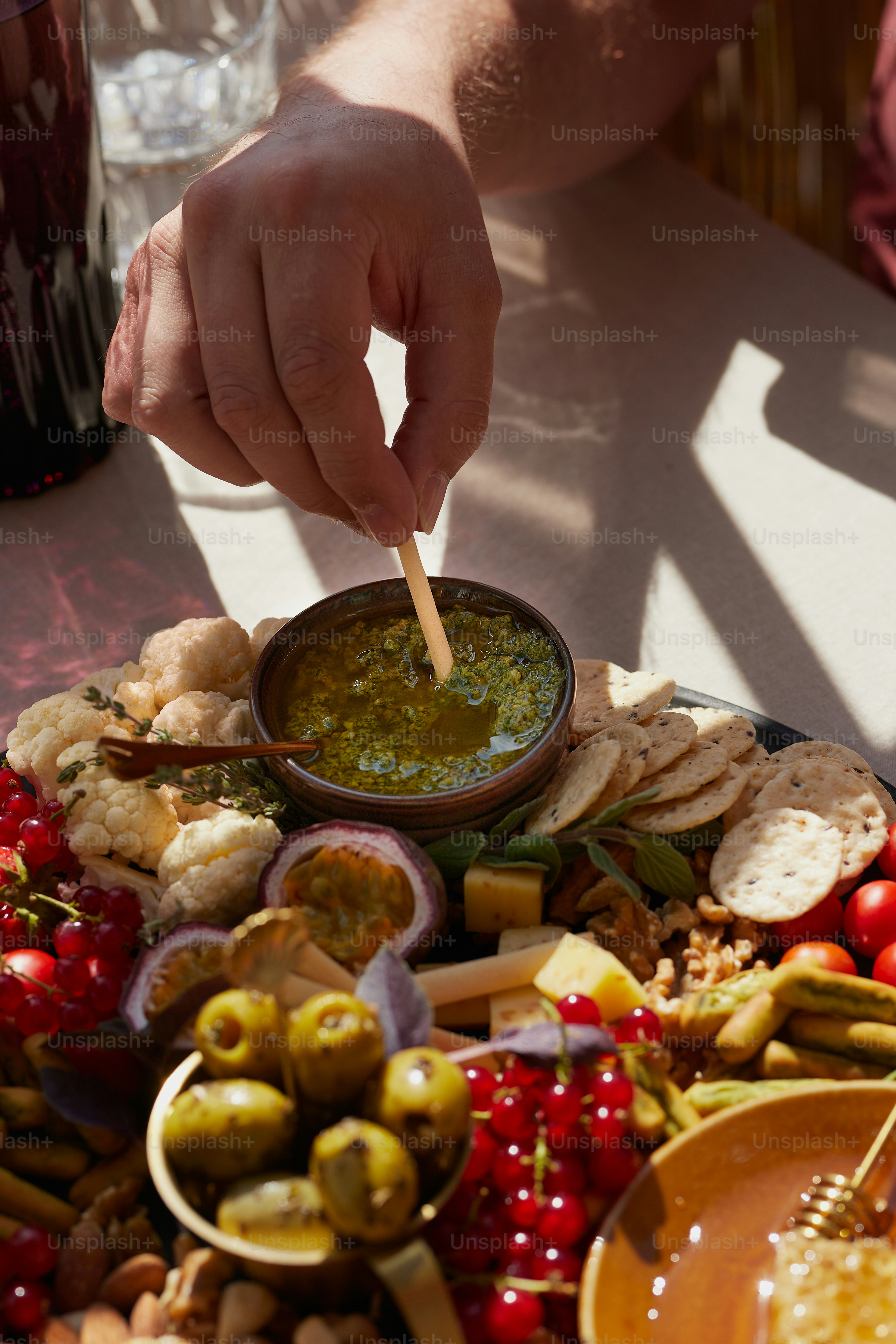 A person dipping a dip into a bowl of dip photo – Fruit Image on Unsplash