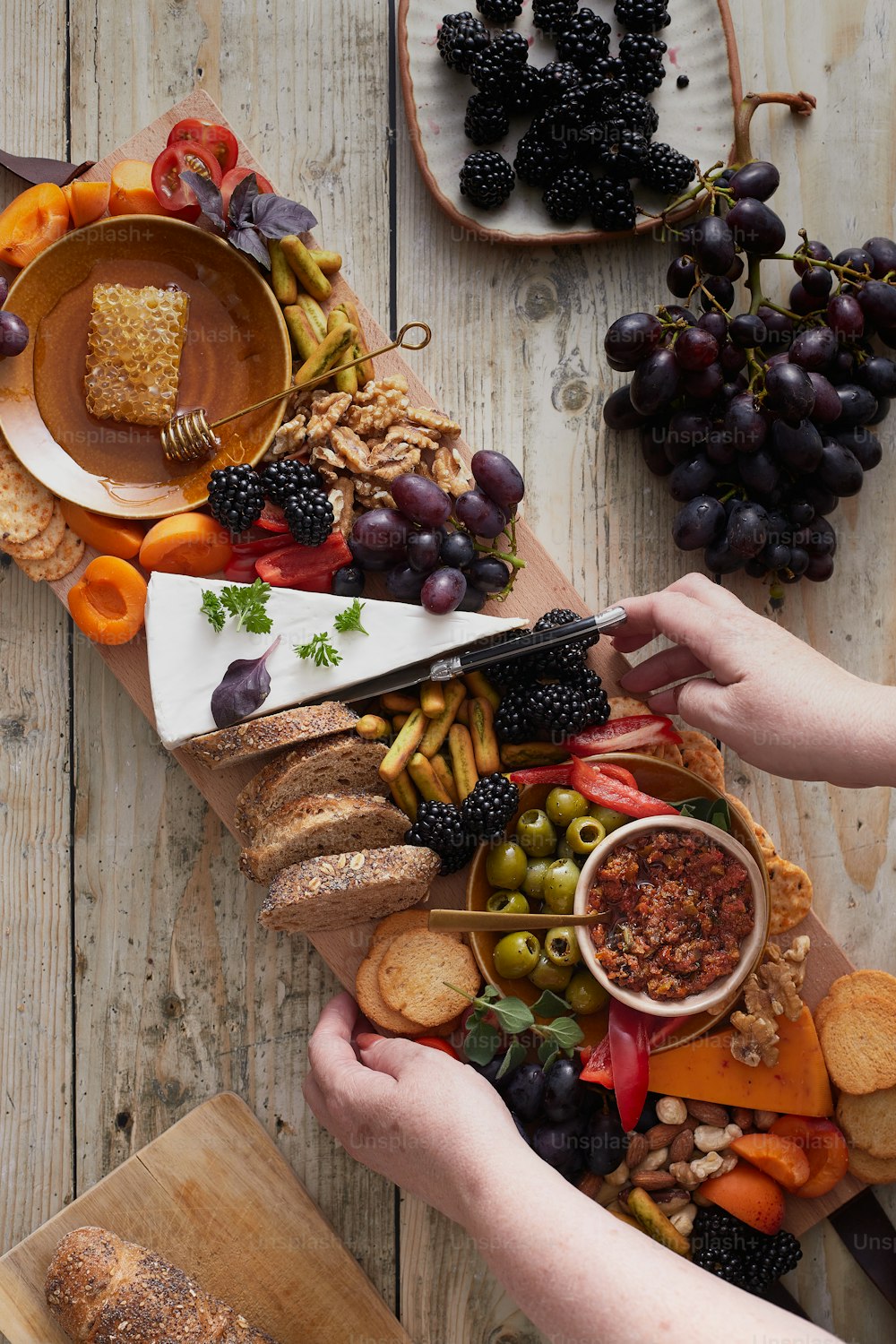 Una mesa cubierta con muchos tipos diferentes de comida