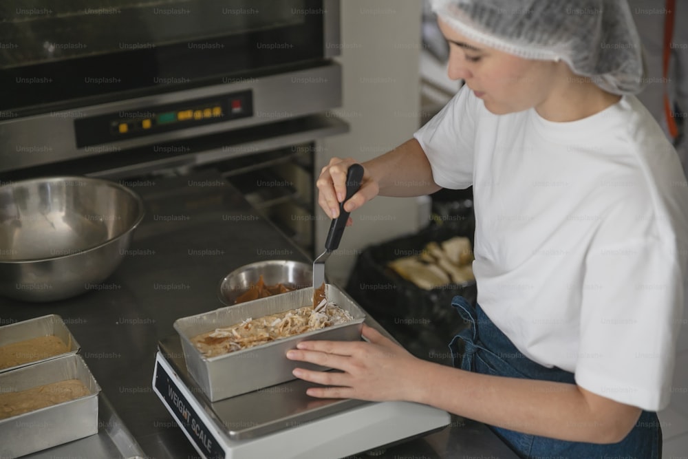 una persona in una cucina che prepara il cibo su una stufa