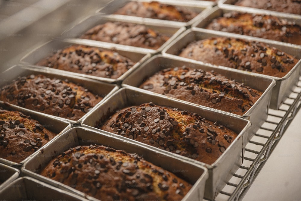 un montón de muffins que están en una sartén