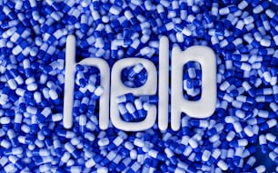 Uma pilha de pílulas azuis e brancas com a palavra HP