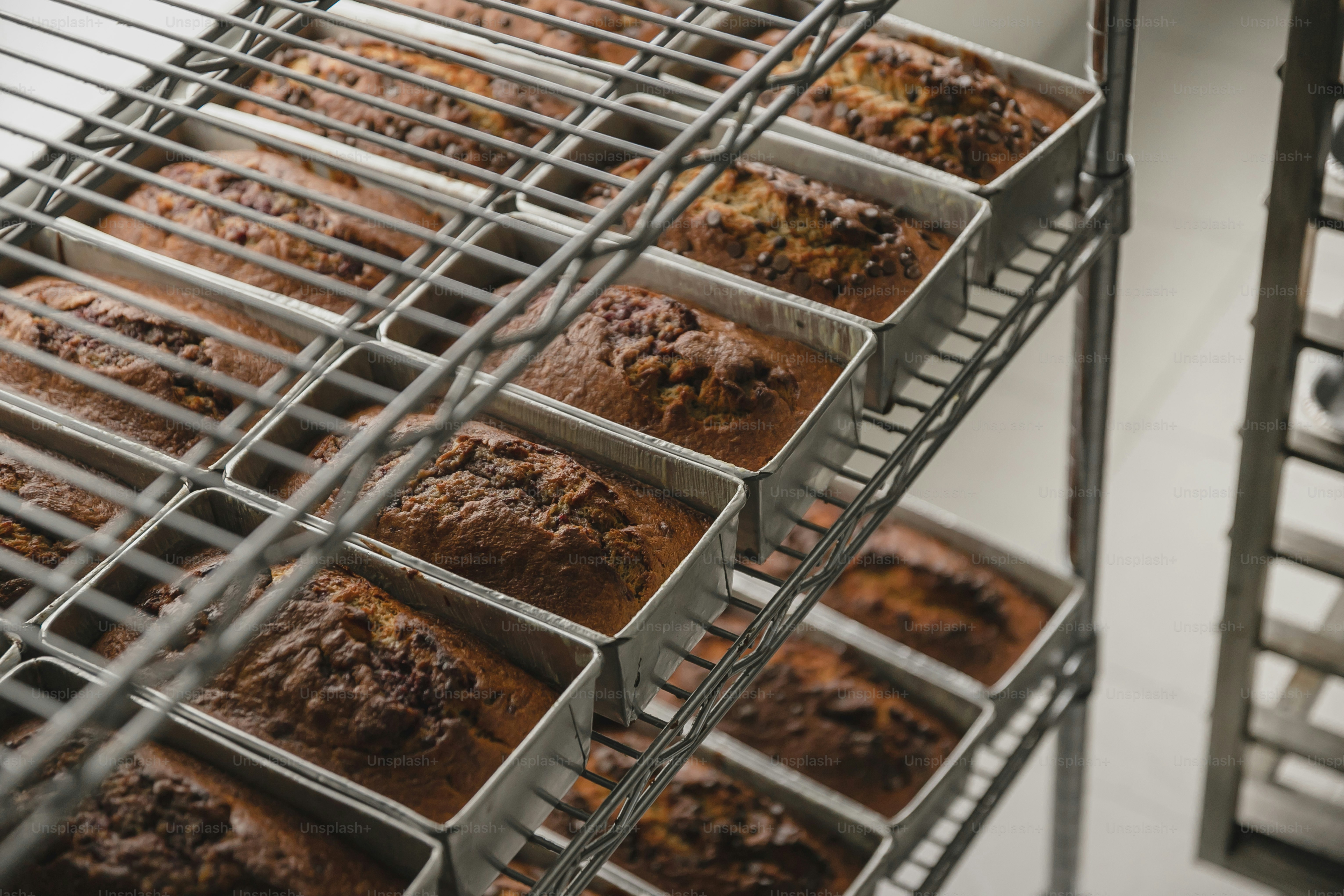 ein Haufen Muffins, die auf einem Rost abkühlen