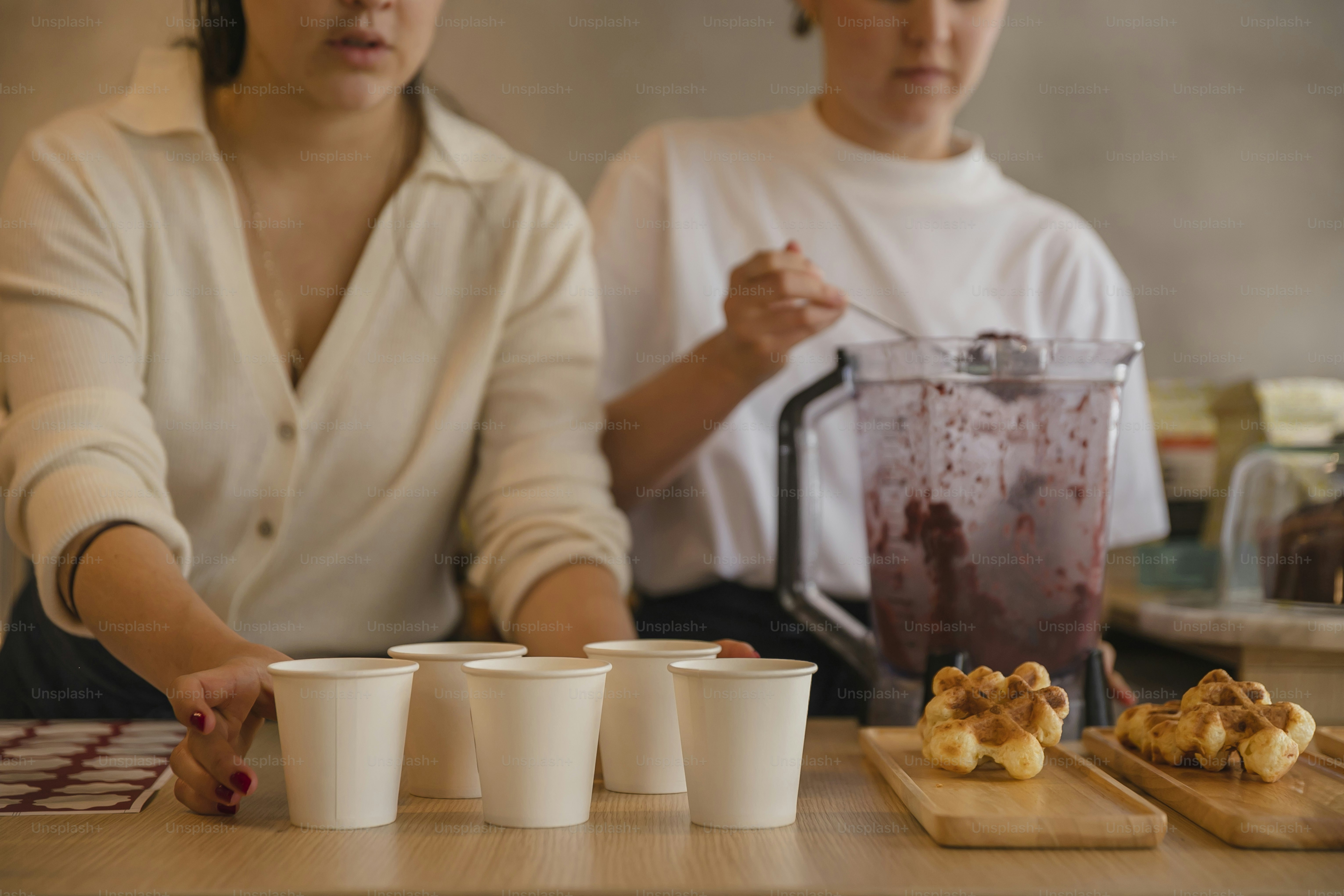Un par de personas sentadas en una mesa con comida