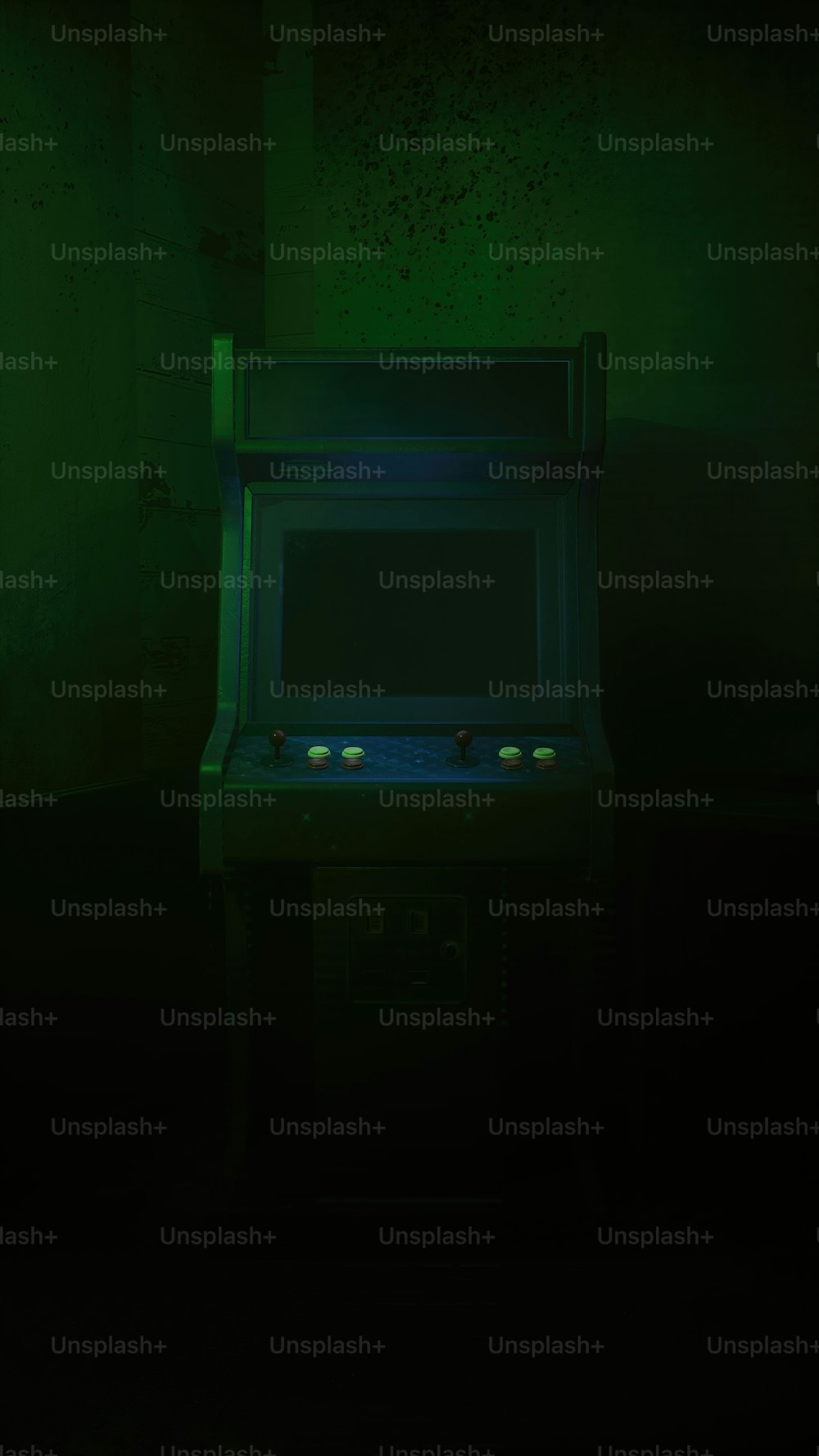 um forno de micro-ondas sentado em um quarto escuro