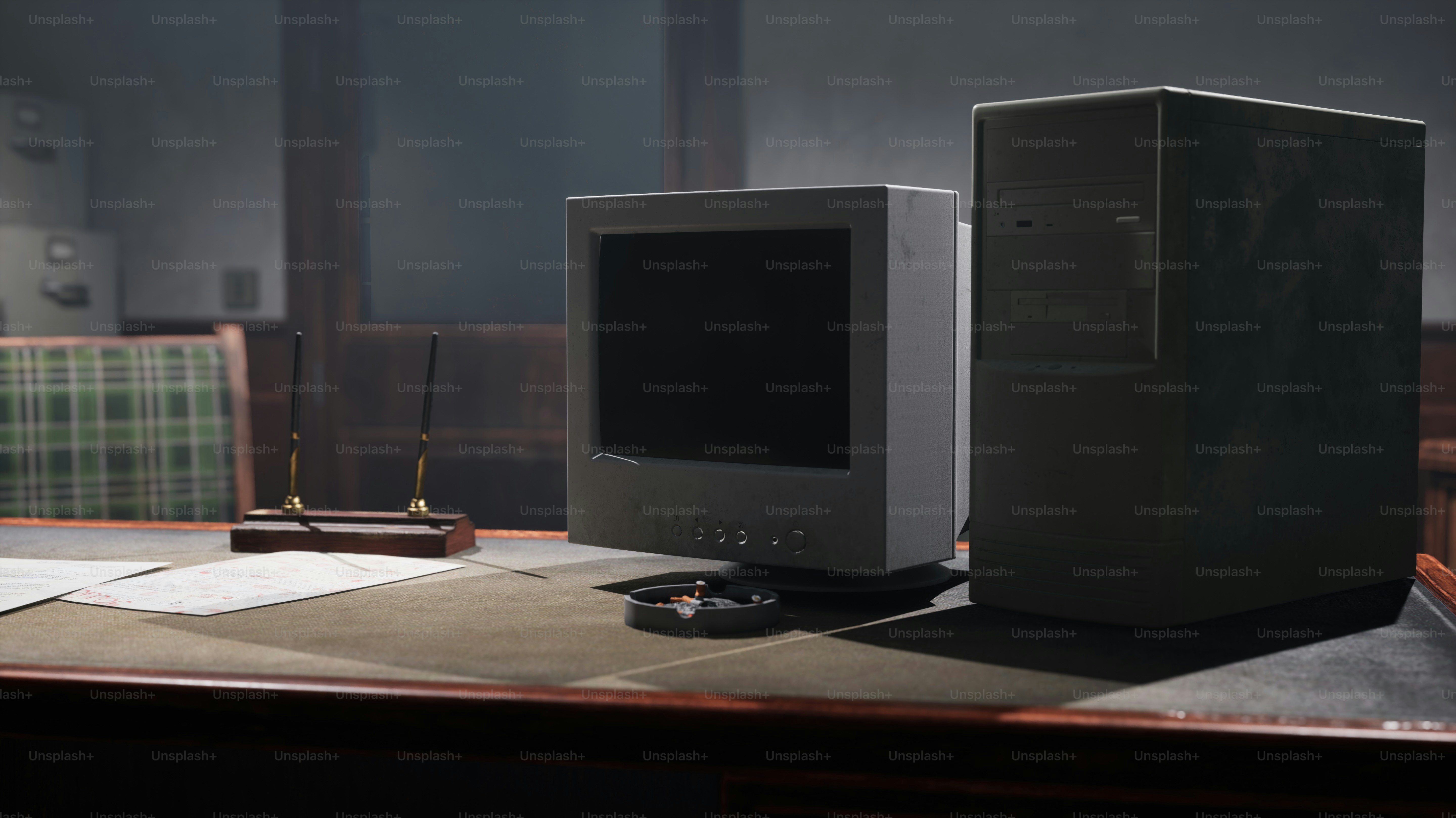 un computer desktop seduto sopra una scrivania di legno