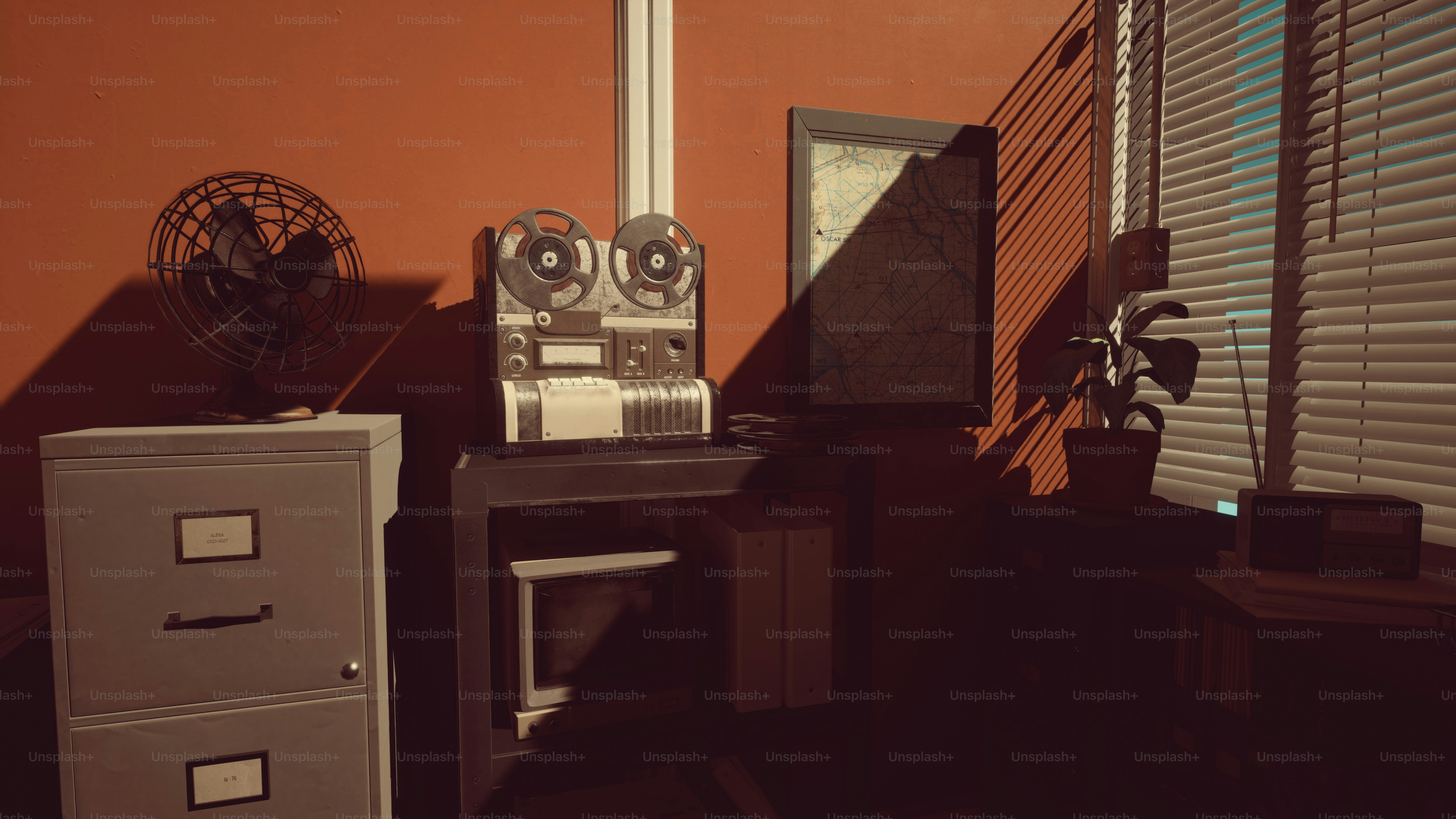 una stanza con radio, schedario e ventilatore