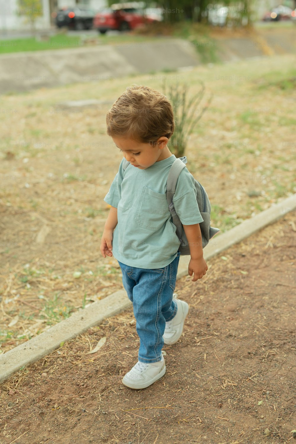 Un ragazzino che cammina nella sporcizia